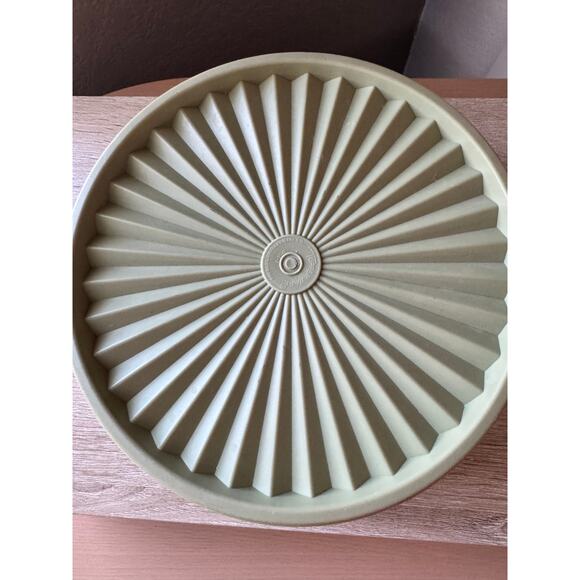 Vintage Tupperware Storage Bowl with Lid - 8" Diameter - Picture 7 of 11